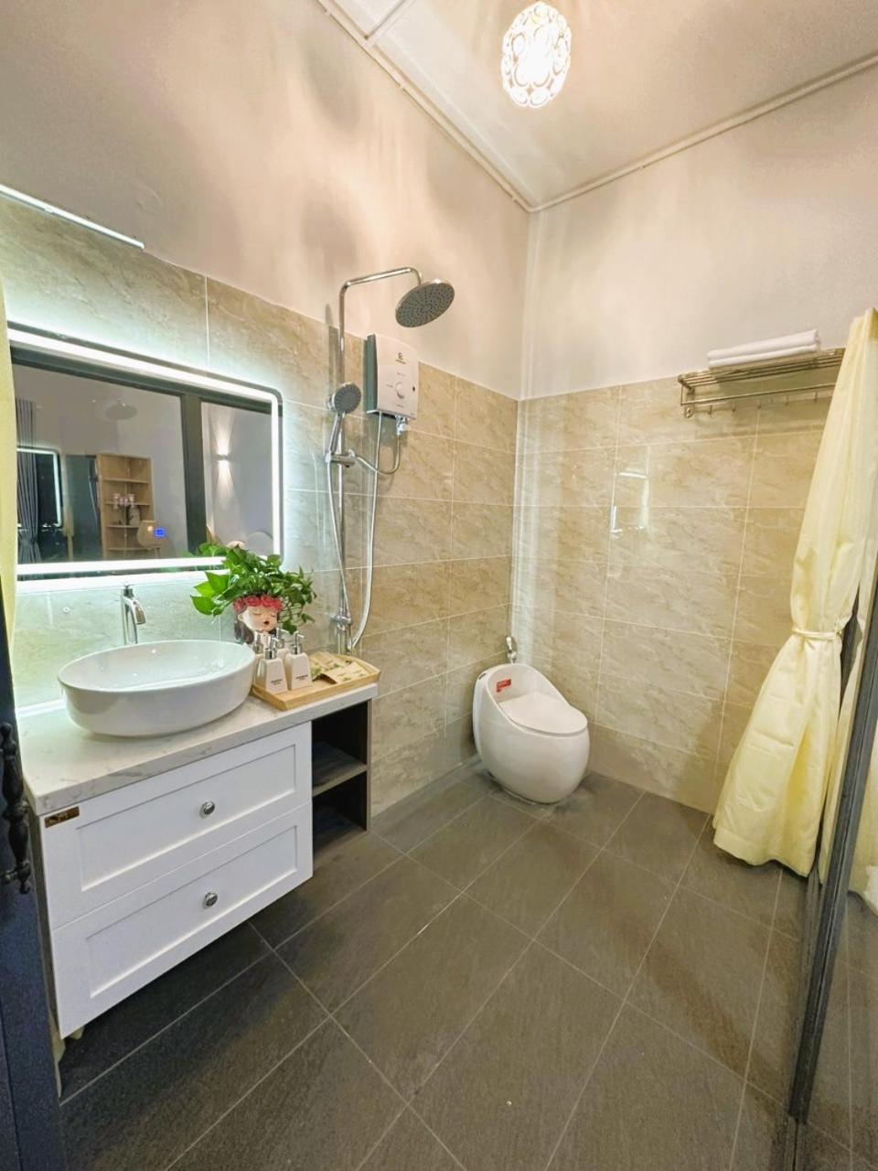 6Even Hotel - Have A Staycation In The Cafe Apartments Building ホーチミン市 エクステリア 写真