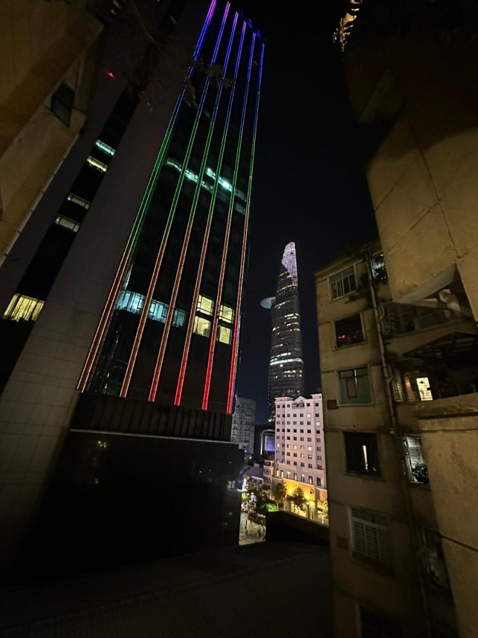 6Even Hotel - Have A Staycation In The Cafe Apartments Building ホーチミン市 エクステリア 写真