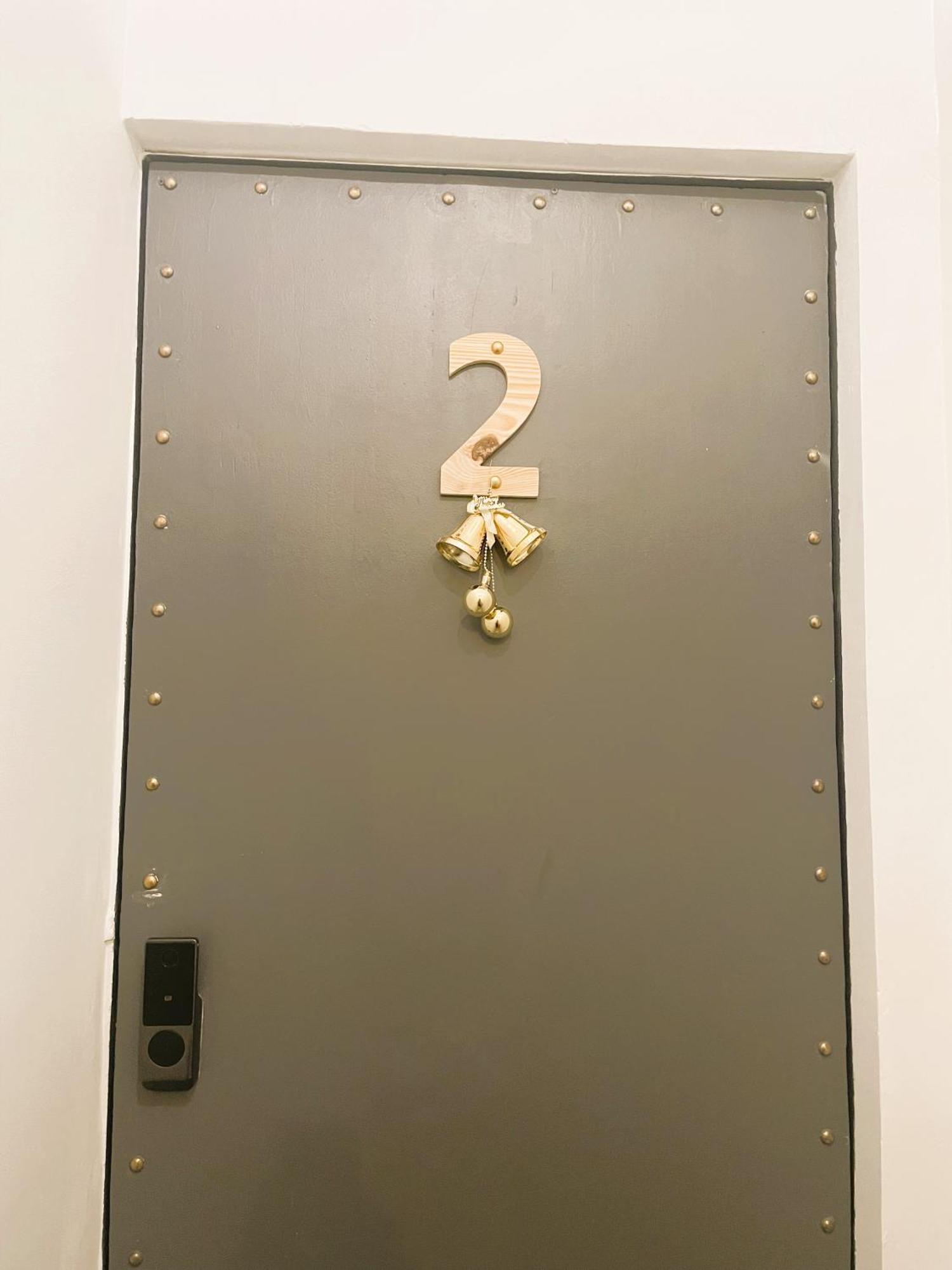 6Even Hotel - Have A Staycation In The Cafe Apartments Building ホーチミン市 エクステリア 写真