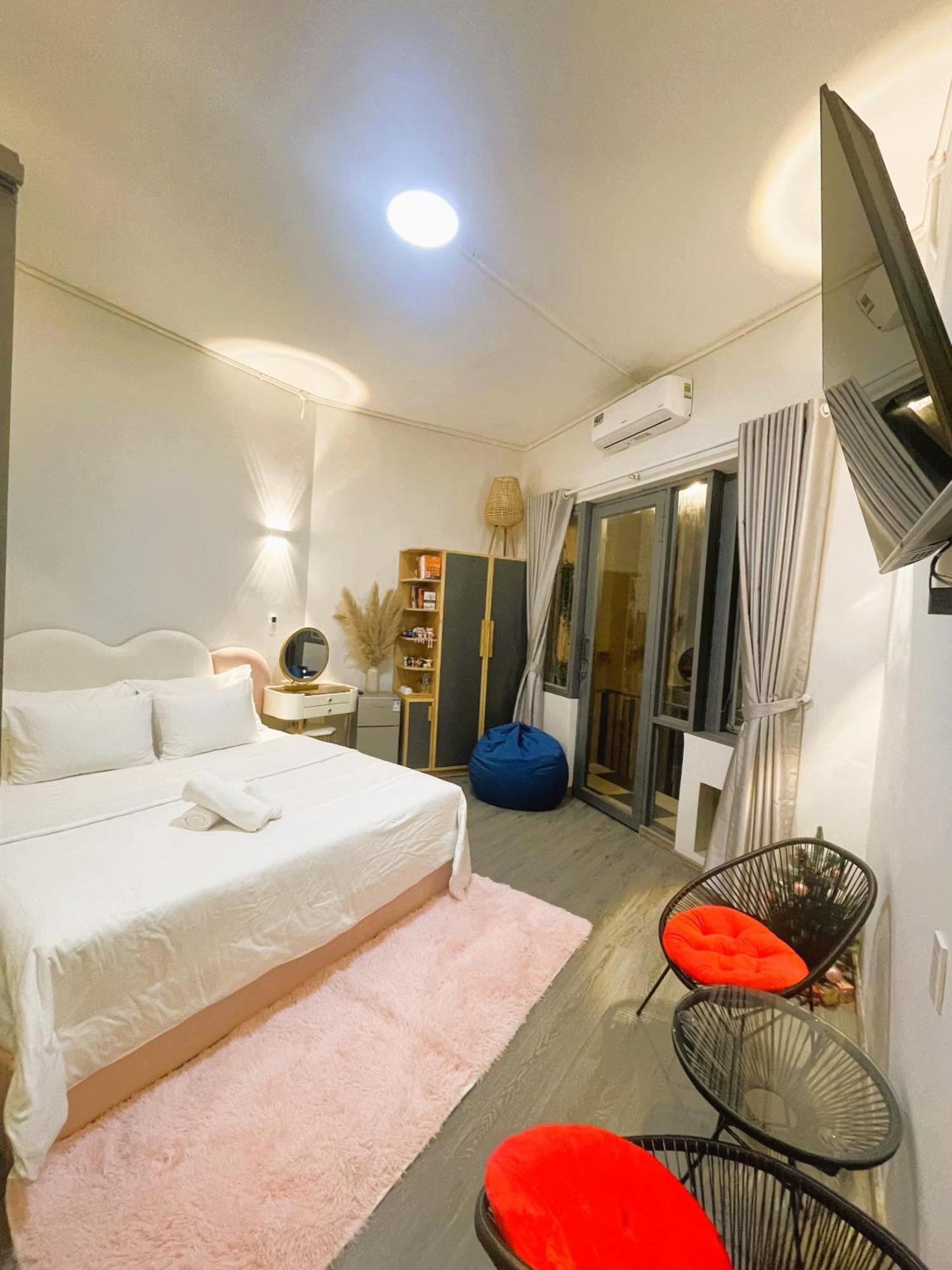 6Even Hotel - Have A Staycation In The Cafe Apartments Building ホーチミン市 エクステリア 写真