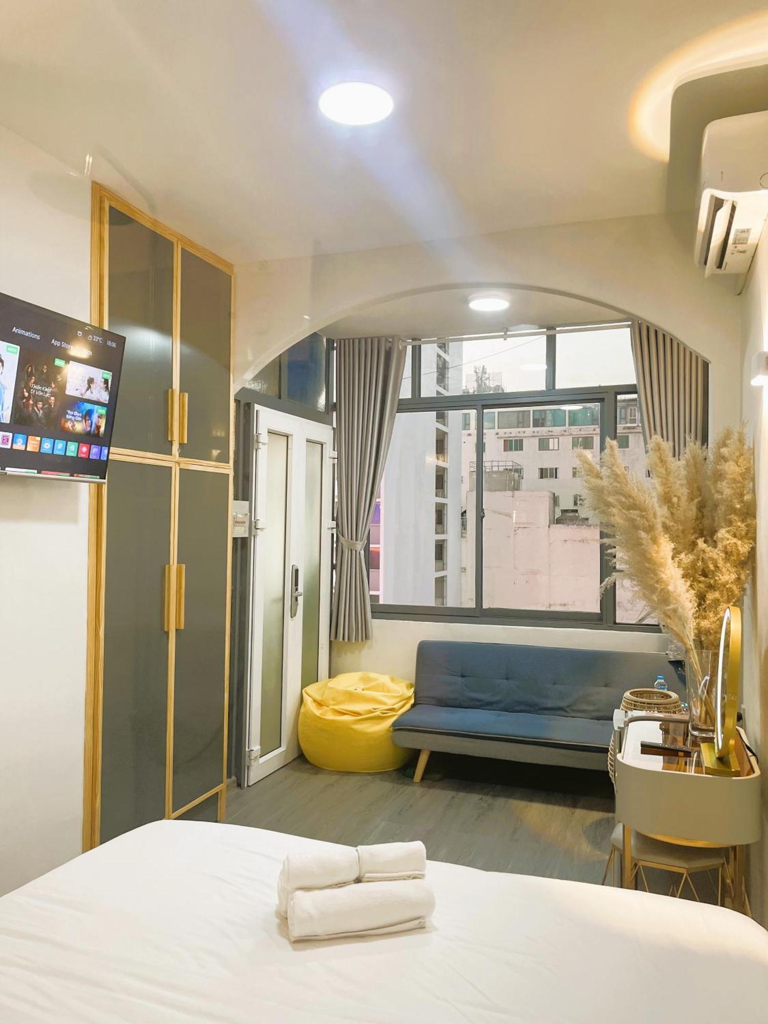 6Even Hotel - Have A Staycation In The Cafe Apartments Building ホーチミン市 エクステリア 写真
