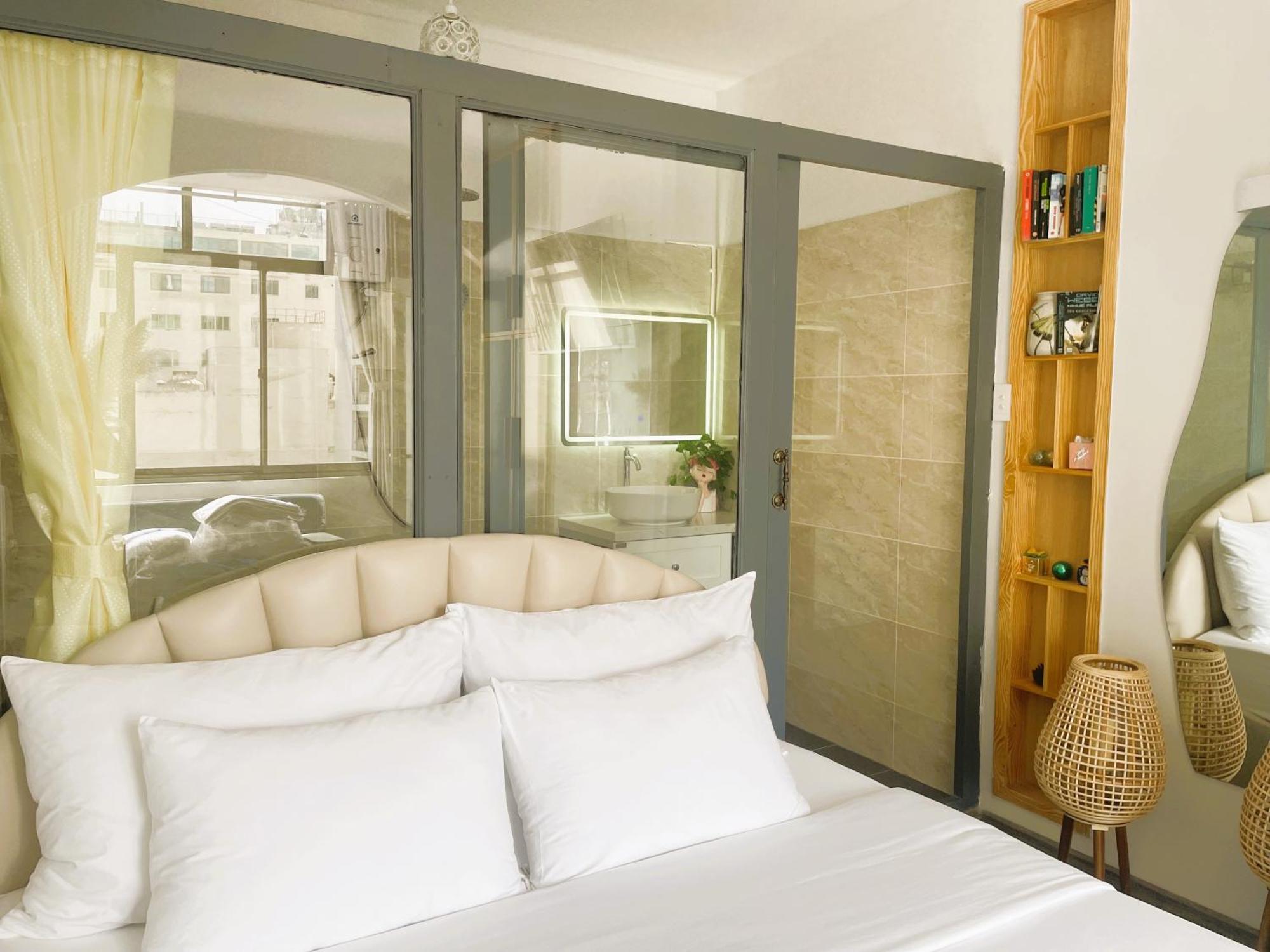 6Even Hotel - Have A Staycation In The Cafe Apartments Building ホーチミン市 エクステリア 写真