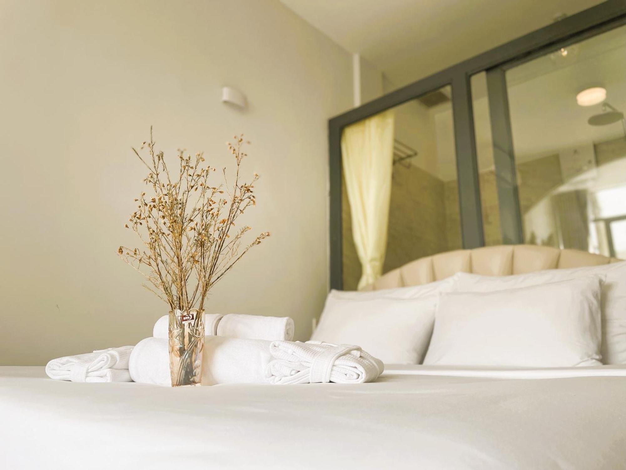 6Even Hotel - Have A Staycation In The Cafe Apartments Building ホーチミン市 エクステリア 写真