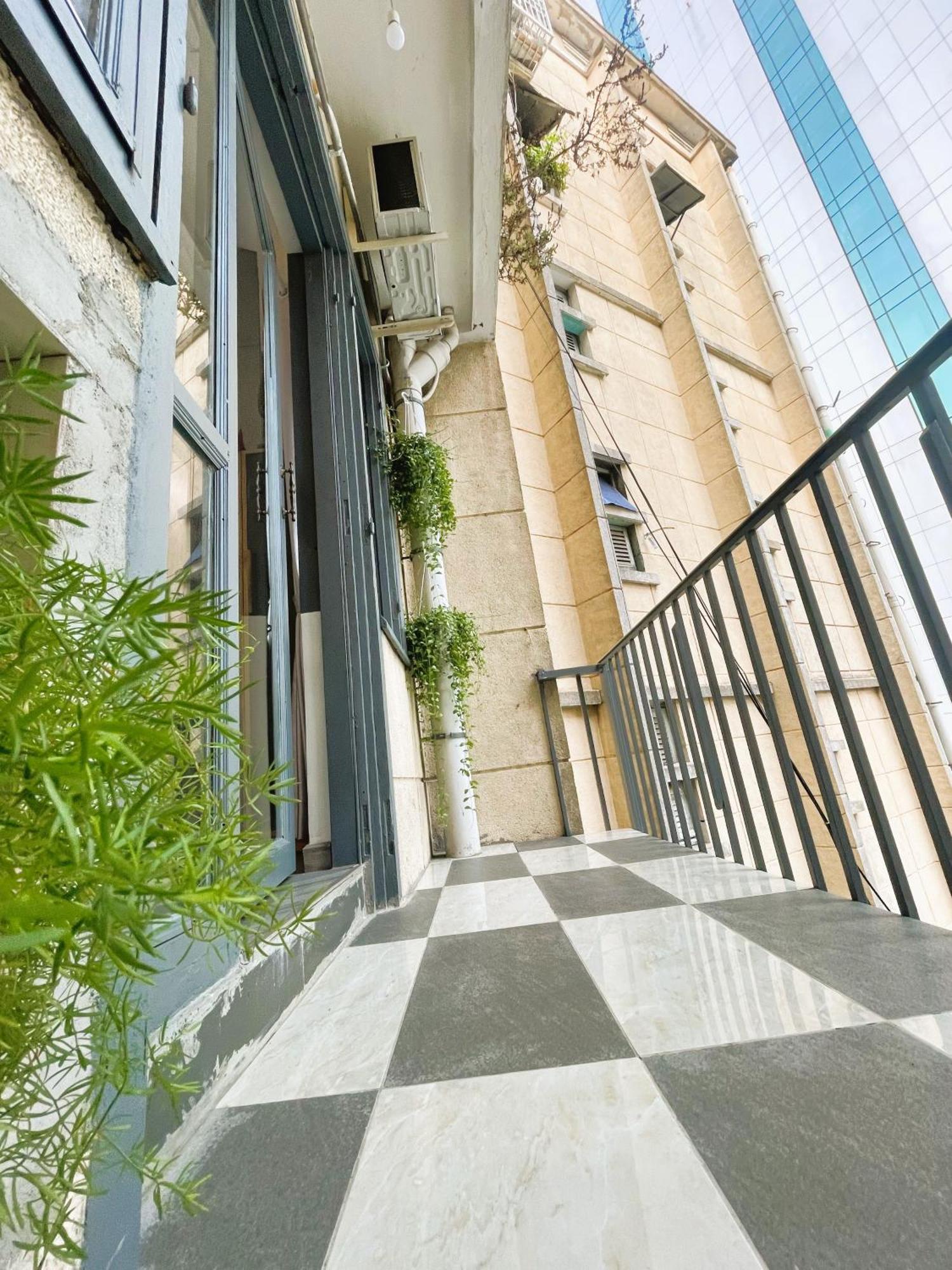 6Even Hotel - Have A Staycation In The Cafe Apartments Building ホーチミン市 エクステリア 写真
