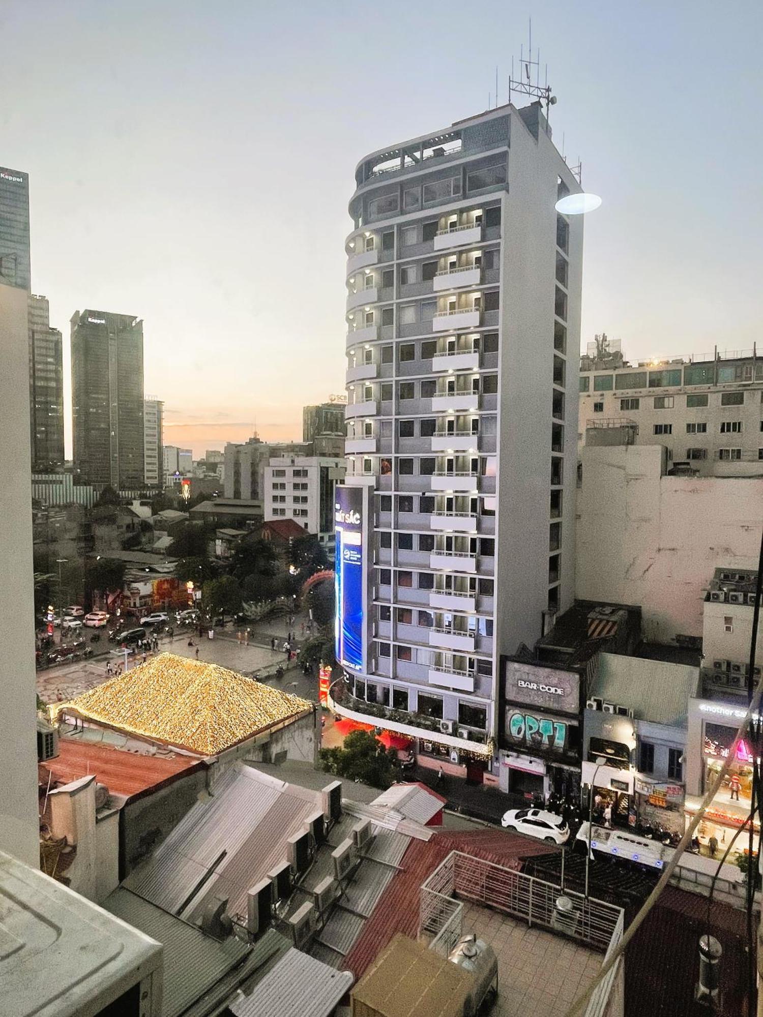 6Even Hotel - Have A Staycation In The Cafe Apartments Building ホーチミン市 エクステリア 写真