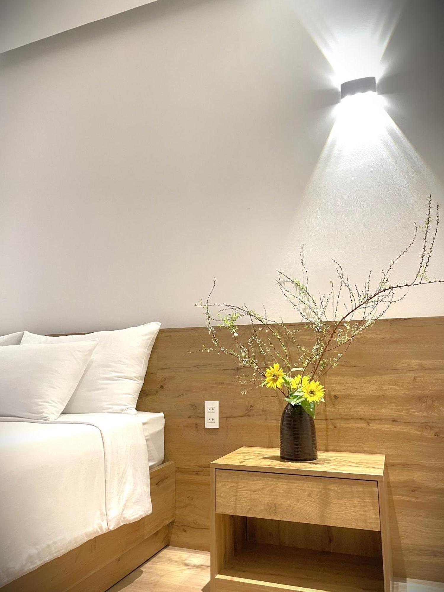 6Even Hotel - Have A Staycation In The Cafe Apartments Building ホーチミン市 エクステリア 写真